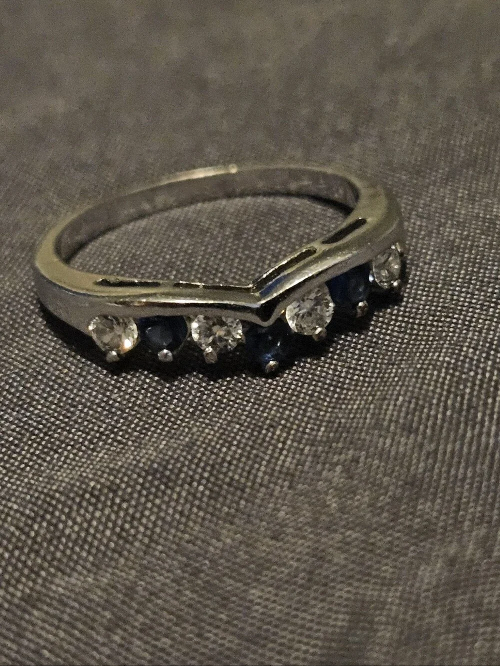 Wishbone Blue & White Stones Ring V-Shape Silver Tone Chevron Band Size 6.75